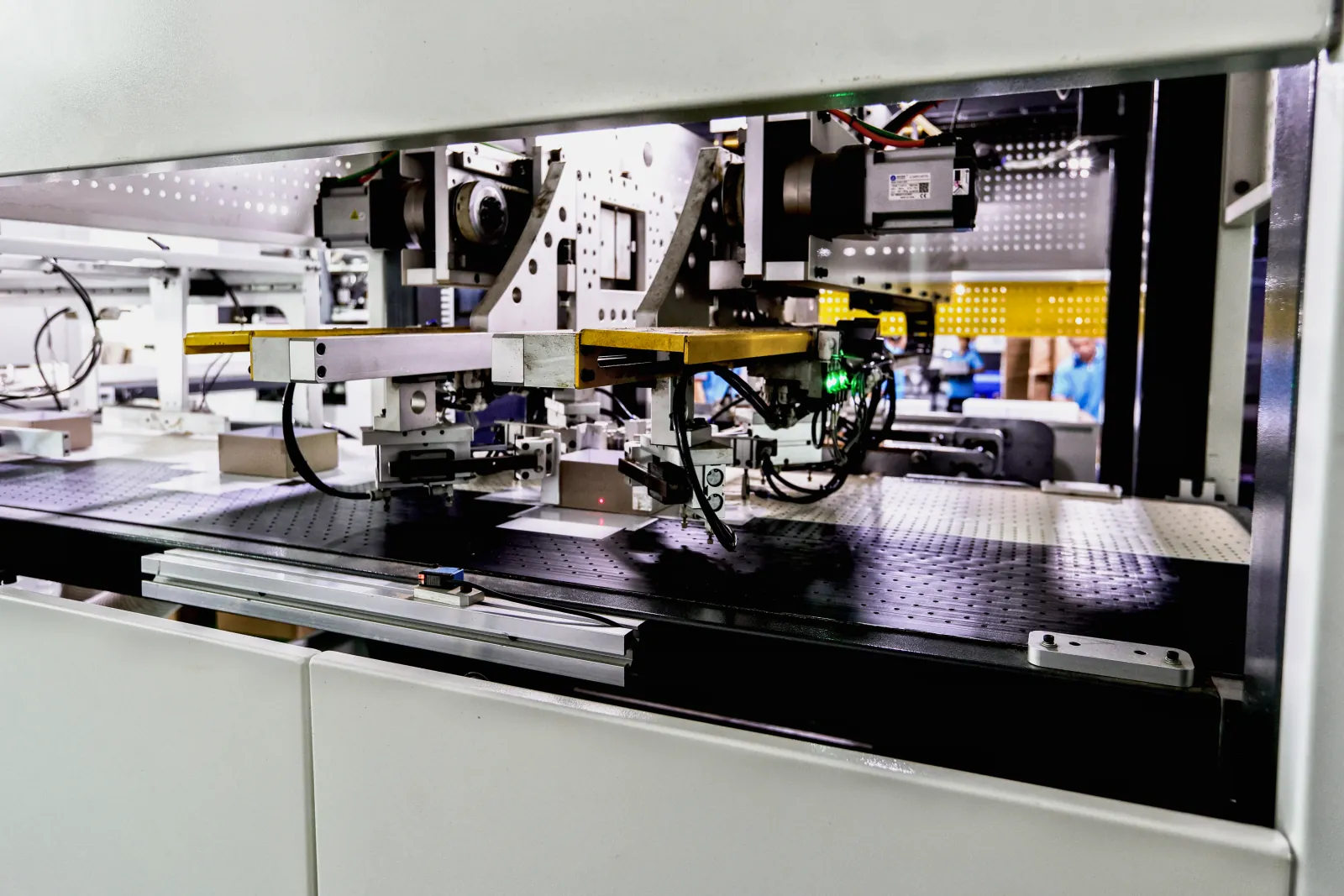 Blanking station inside an automatic die-cutter